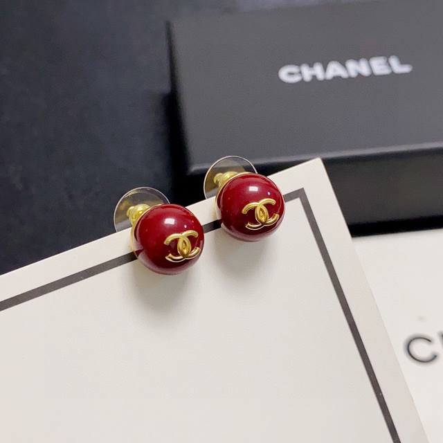 新款上市高端Chanel 小香双C简约迷你红白珍珠小耳钉这款耳环真的超级美看着设计简单但是佩戴效果好看到爆就连我这种小耳垂的也很Ok Zp上耳超气质优雅适合各种