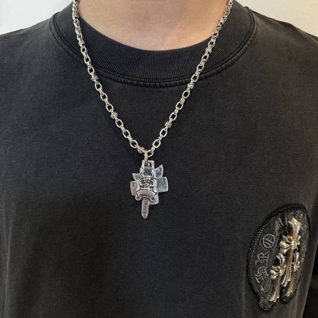 新款 专柜品质 Chrome Hearts克罗心经典复古多元素项链 宝剑三重合吊坠 凹凸造型不同的花纹设计风格 呈现出与众不同 十字架 童军花是克罗心的志 所以