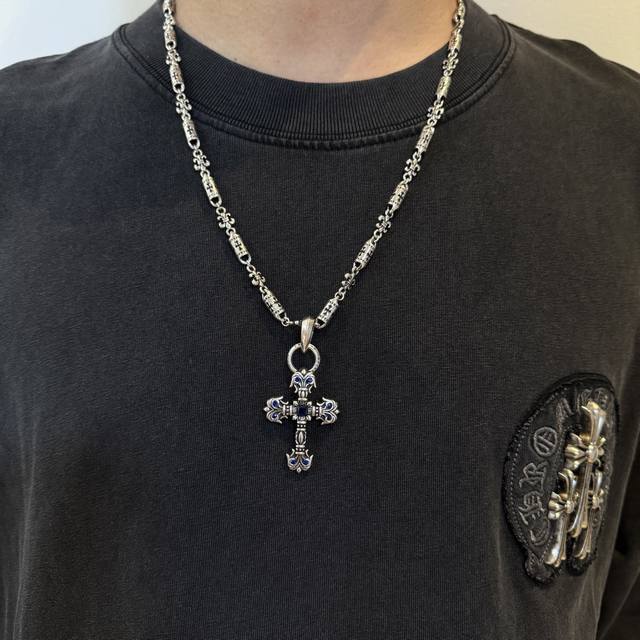 新款 专柜品质 Chrome Hearts克罗心经典复古多元素项链 蓝钻火焰十字架吊坠 凹凸造型不同的花纹设计风格 呈现出与众不同 十字架 童军花是克罗心的志
