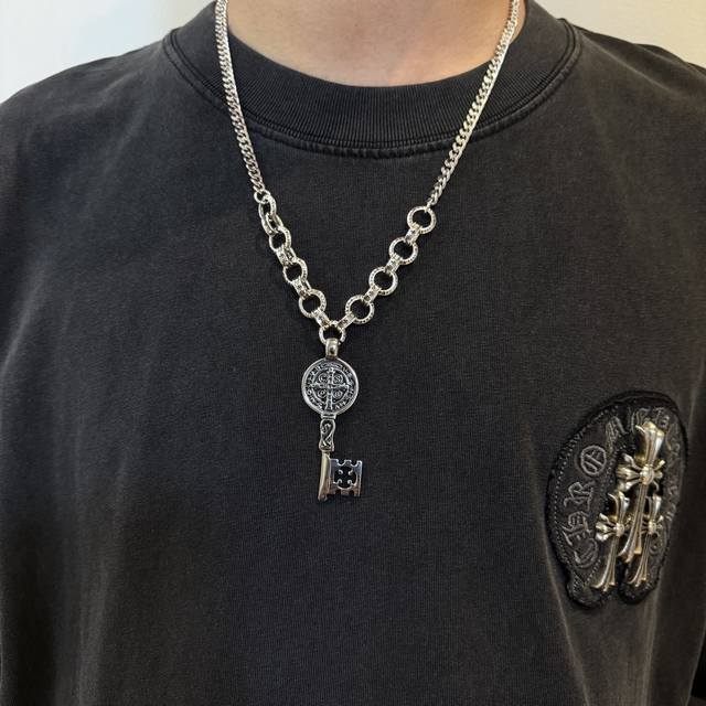 新款 专柜品质 Chrome Hearts克罗心经典复古多元素圆环项链 钥匙吊坠 凹凸造型不同的花纹设计风格 呈现出与众不同 十字架 童军花是克罗心的志 所以更