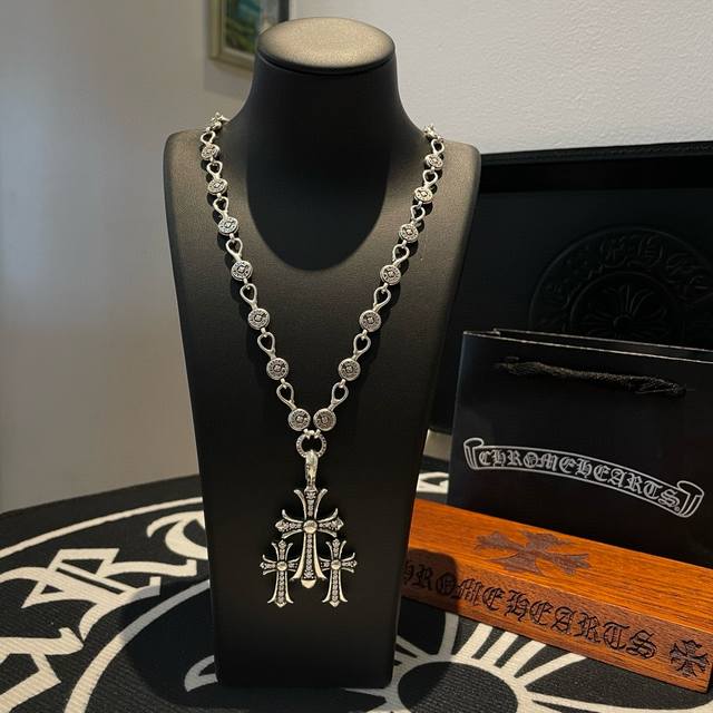 抖音 快手 Ins 小红书 直播热门 ，新款 专柜品质 Chrome Hearts克罗心复古马蹄印十字架项链 ，满钻三十十字架吊坠，凹凸造型不同的花纹设计风格