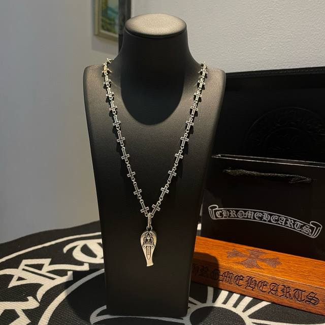 新款 专柜品质 Chrome Hearts克罗心 经典复古多元素十字架项链 宝剑哨子吊坠 快手 Ins 小红书热门 凹凸造型不同的花纹设计风格 呈现出与众不同