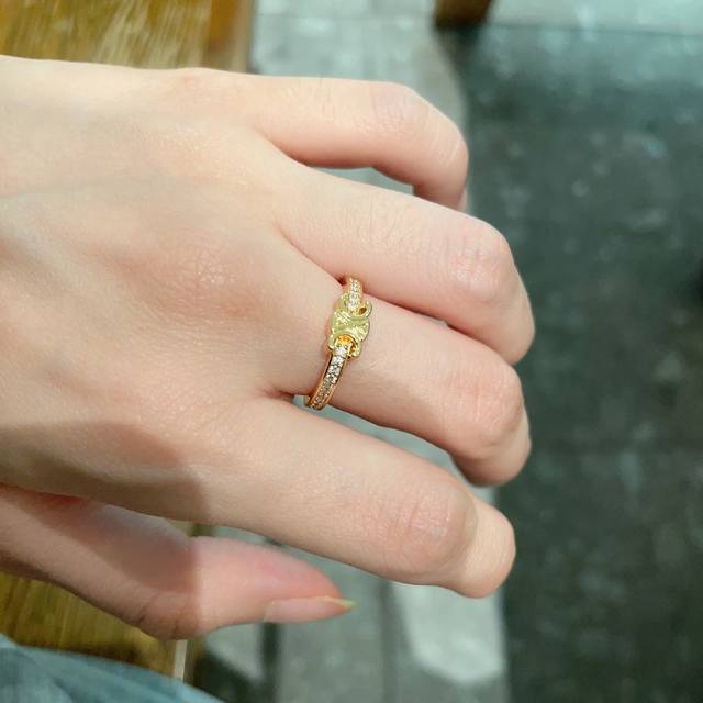 Celine 赛琳 戒指 一直是简约时尚界的标杆大胆的设计 百看不厌搭配起来更Fashion