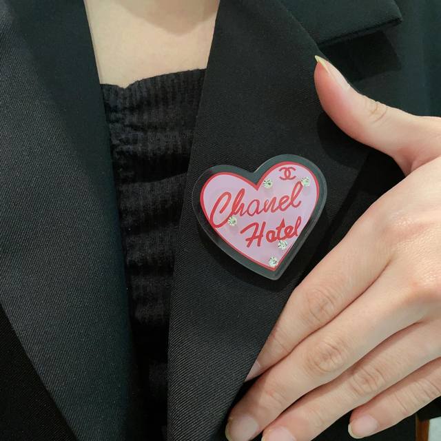 Chanel小香 专柜新款同步上新香奈儿胸针，是最懂女人的饰物。那些倾注了全部心血去做自己的女人，往往更珍惜胸针的意义。香奈儿女士把胸针别在帽子上，并告诉那些模