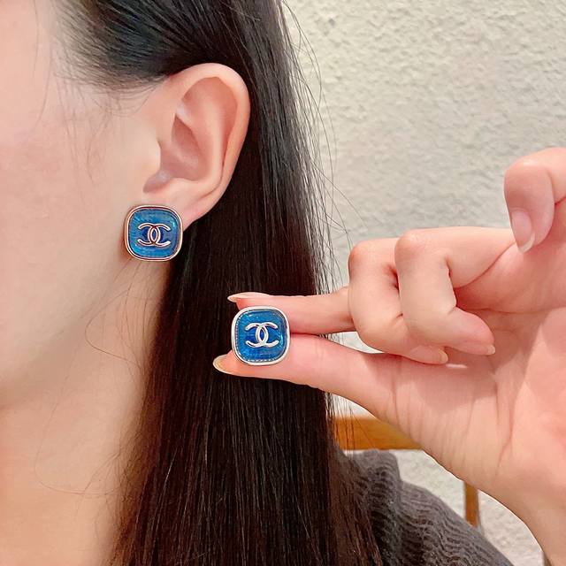 Chanel香奈儿 中古 双C耳钉原版复刻Logo 小香家的款式真心无需多介绍每一款都超好看，精致大方，非常显气质.