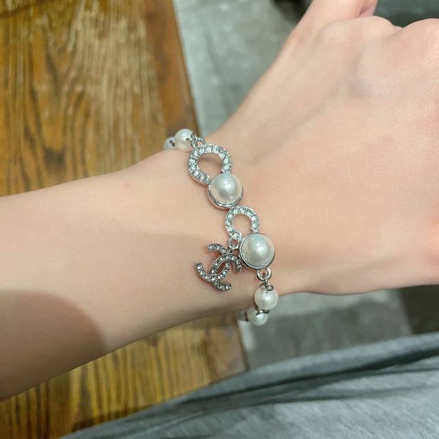Chanel香奈儿 中古 手链小香家的款式真心无需多介绍每一款都超好看，精致大方，非常显气质.