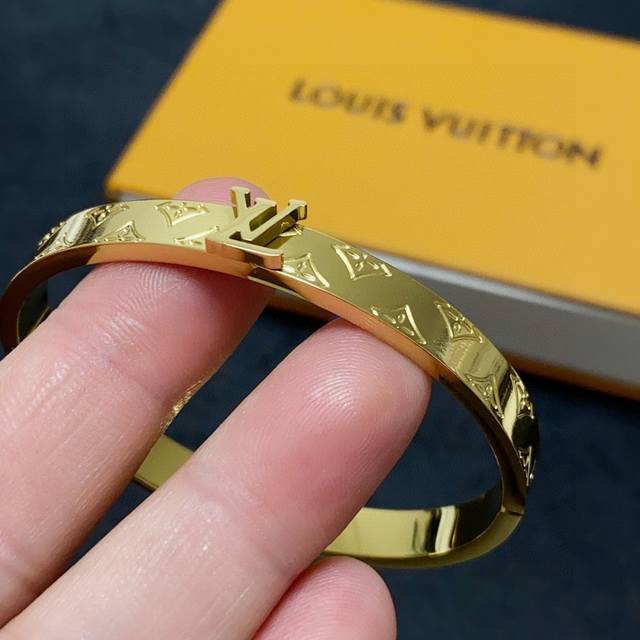 新品 原单货 Lv字母Logo黄金色手镯Louis Vuitton 路易威登 专柜一致材质 火爆款出货 设计独特 复古前卫。手镯14K精工保色版 从上市以来一直