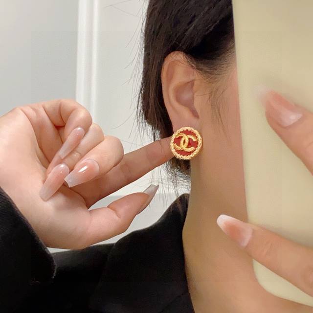 新款Chanel 小香 新年红色复古耳钉中古金黑色红色专柜同步上新 耳环 原版一致材质搭配纯银针耳环 精工细作打造全网最高性价比最高品质上耳效果特别好看！简直美