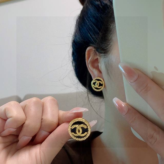 Chanel 香奈儿双C中古黑色耳钉 这款随意搭配都是非常好看百搭时尚单品 日常款 很修饰脸型 很上档次的 很优雅气质 香香的耳环实在是太精致了、淑女大气 真的
