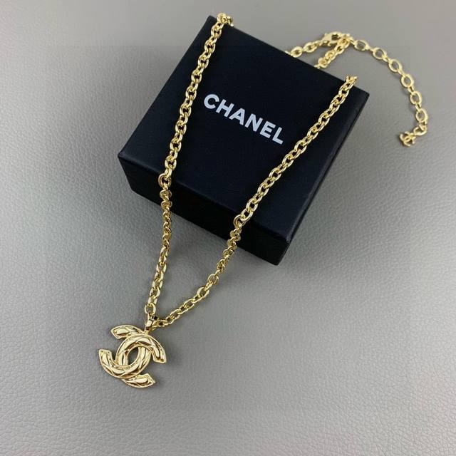 Chanel香奈儿 中古 双C项链小香家的款式真心无需多介绍每一款都超好看，精致大方，非常显气质。