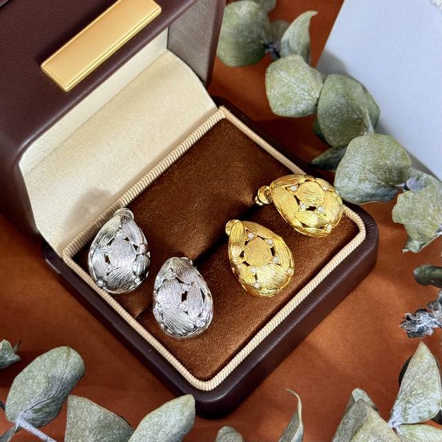 老钱风意大利轻奢金蛋拉丝工艺不规则几何图形闪钻点缀镂空弧面立体半边蛋形耳钉 黄铜材料镀金 2个色:黄金色 白金色 尺寸约:2.0*1.5*0.65Cm
