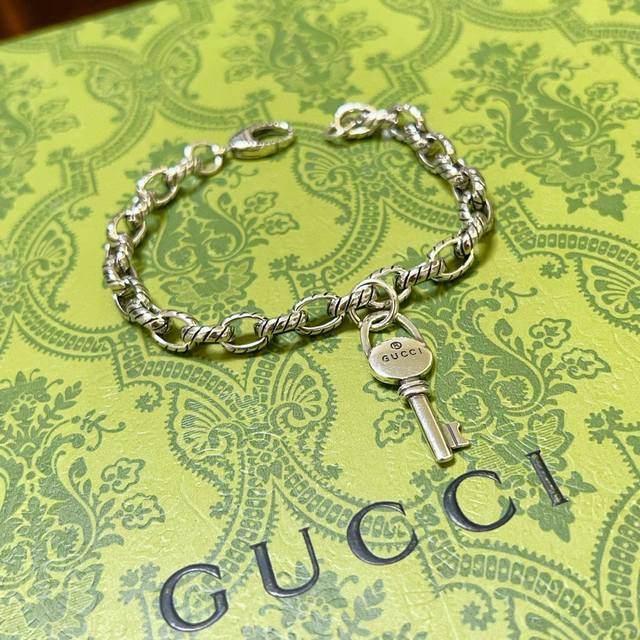 最新出炉土豪版手链 认准细节链身闪沙效果 独家高品质 Gucci古驰手链最新款的经典款 精致无论款式 质感 都是绝对的顶尖Feel 只要看一眼就懂了 超 Nic