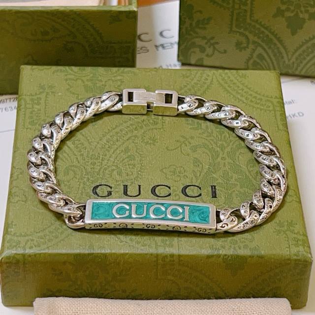 古驰新品手链出炉 Gucci古驰手链最新款的经典款 精致无论款式 质感 都是绝对的顶尖Feel 只要看一眼就懂了 认准花纹Logo链身 原版Logo 超 Nic