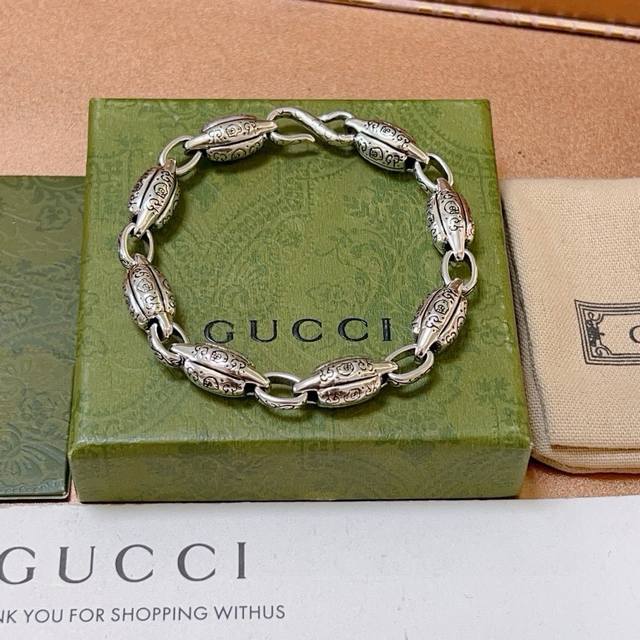 最新出炉 Gucci古驰手链最新款的经典款 精致无论款式 质感 都是绝对的顶尖Feel 只要看一眼就懂了 原版Logo 超 Nice 搭配衣服最佳的选择，男女同