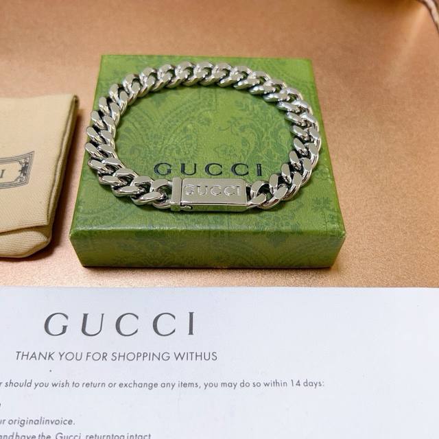 2025款新出炉 Gucci古驰手链最新款的经典款 精致无论款式 质感 都是绝对的顶尖Feel 只要看一眼就懂了 原版Logo 超 Nice 搭配衣服最佳的选择