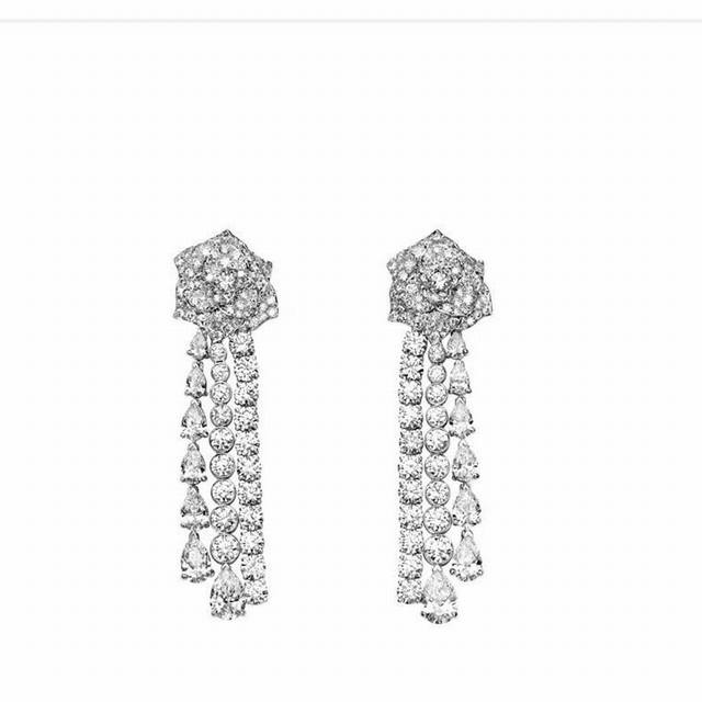 Piaget 伯爵耳环 Rose系列 玫瑰金 不规则三排钻耳钉 采用一排方钻 一排圆钻 一排水滴钻的独特设计 幽雅高端大气 美腻了 独家开版 采用进口 亚金材质