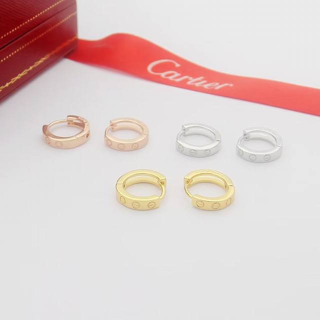 Cartier 卡地亚耳环 Love系列 光面螺丝耳钉小耳圈 极简系列耳钉 非常 大方修脸型 亚金材质电镀厚金 玫瑰金 黄金 白金 三色可选