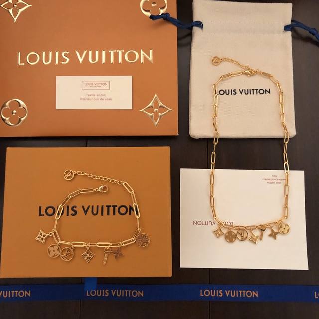 精工版本 Lv项链手链多花手链路易威登 秋冬 时尚 多花 Lv项链 官网精选款 带来时髦、明亮式切割工艺使表面抛光非常靓丽360度绚丽夺目 电镀18K金工艺 专