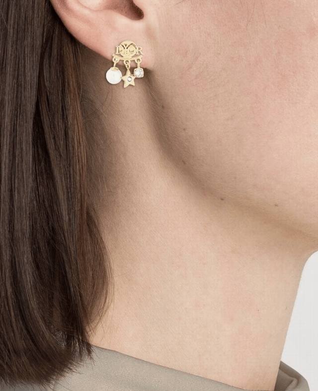 Dior 迪奥耳钉 专柜一致黄铜材质 火爆款出货 设计独特 复古前卫 美女必备 超级有质感 耳钉金色