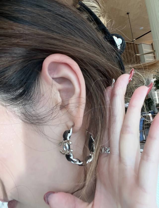 高品质 细节如图 两色分 香 黑皮穿链 牛仔穿链耳环 25春夏最新款绝美系列！老规矩先买先得浅金搭配蓝色牛仔，布面纹路质感超赞银色搭配亮面黑色漆皮！绝绝子时尚达