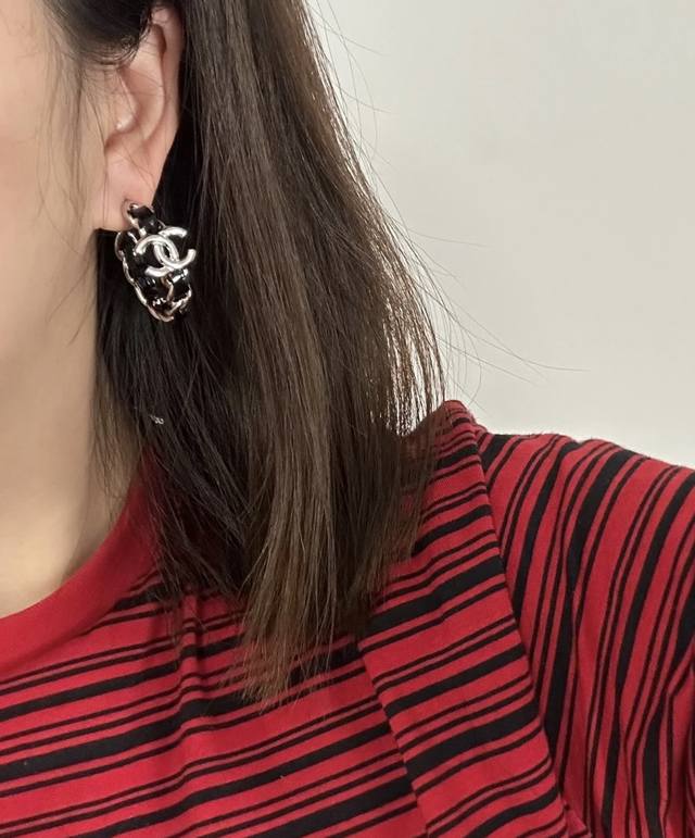高品质 细节如图 两色分别 香 黑皮穿链 牛仔穿链耳环 25春夏最新款绝美系列！老规矩先买先得浅金搭配蓝色牛仔，布面纹路质感超赞银色搭配亮面黑色漆皮！绝绝子时尚