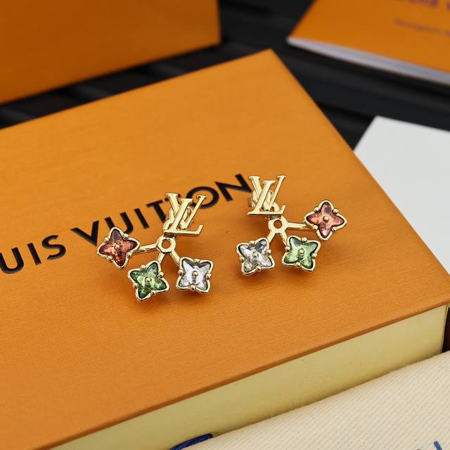 路易威登Lv菱形彩钻耳环，春日限定彩钻耳环。 特别的金属质感搭配彩色设计，水晶点缀是整体的别致亮点，整体设计透露着青春洋溢