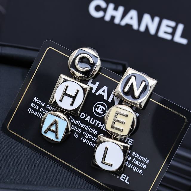Chanel26早春不对称珐琅字母流苏耳环 Chanel26早春重工珐琅字母耳环真的不要太好看，高级感直接拉满，太喜欢了 复古的感觉又来了，日常百搭单品