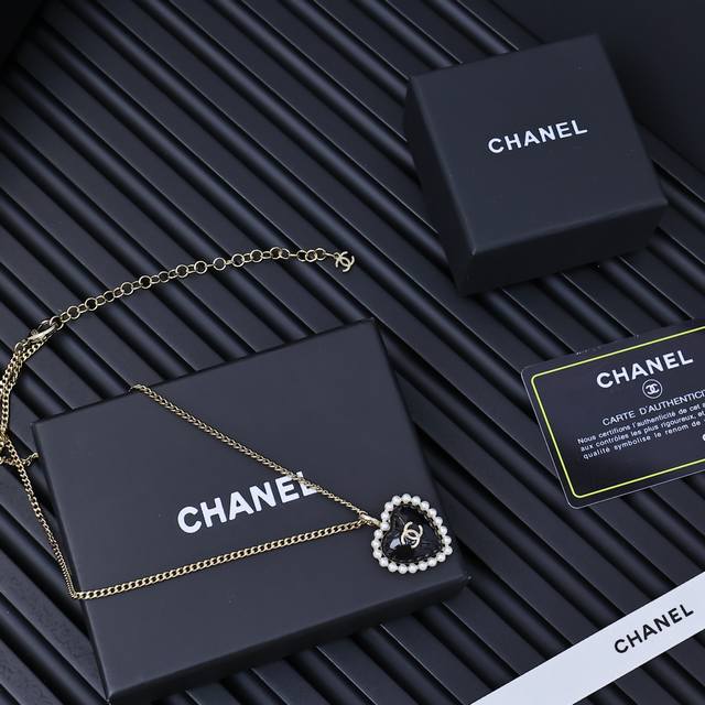 Chanel26早春爱心珍珠项链 Chanel黑色爱心太喜欢了 复古的感觉又来了，日常百搭单品