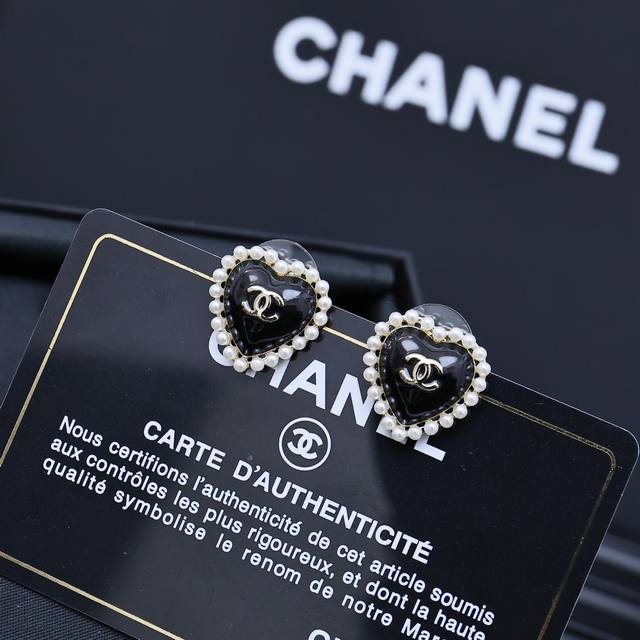 Chanel26早春爱心珍珠耳钉 Chanel黑色爱心耳钉太喜欢了 复古的感觉又来了，日常百搭单品