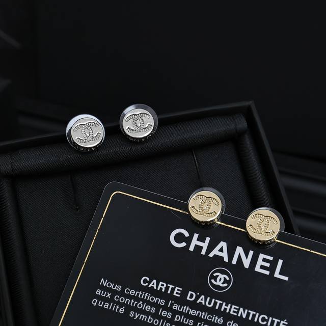 Chanel 25C小豆丁耳钉 纽扣圆钉一直都是很喜欢的款 选不腻的设计主打实用~ 百搭又时尚佩戴率相当高~ 日常出行随便一戴搞定搭配