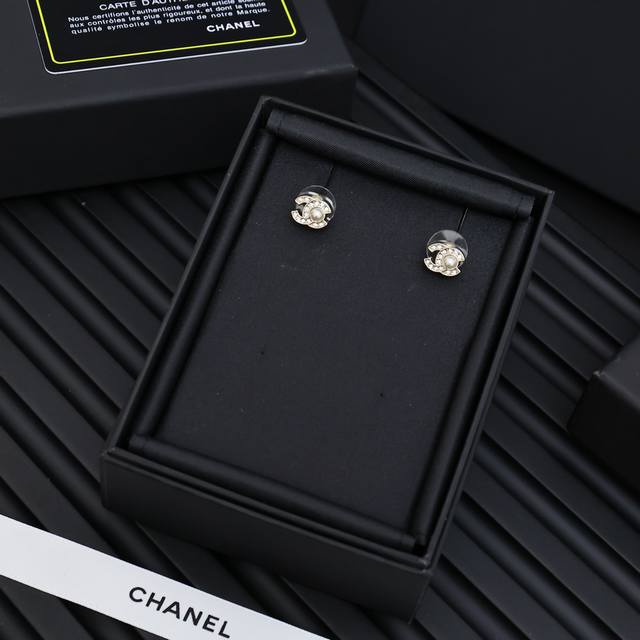 Chanel 迷你双C珍珠水钻小耳钉 超可爱超袖珍的一对但是特别的精致， 一颗小珍珠的点缀，温柔可爱，非常有设计感，上耳效果，低调不失气质