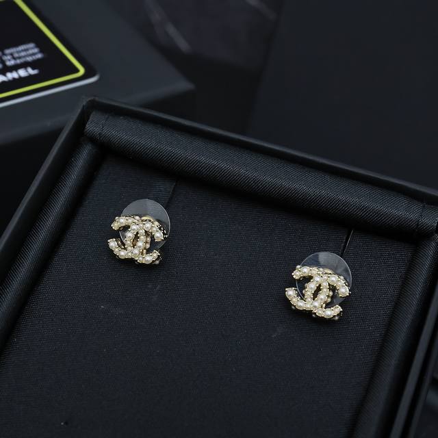 Chanel双C米珠小耳钉 最好看的双C，双C中的天花板 超立体新造型.火爆了全网，Vintage即视感，香香女孩必买款，上身真的好抢镜，可甜可盐