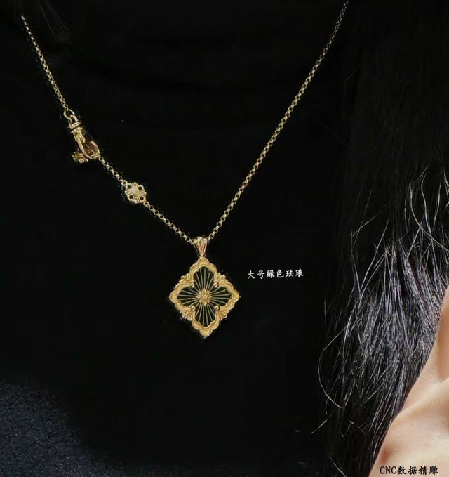 V金材质 布契拉提大号歌剧院系列绿珐琅项链，复古宫廷风四叶草，四瓣花贝壳双面项链，太有意式风情了，整件作品精致华丽又增添文艺的感觉，采用 Rigato平行纹雕刻