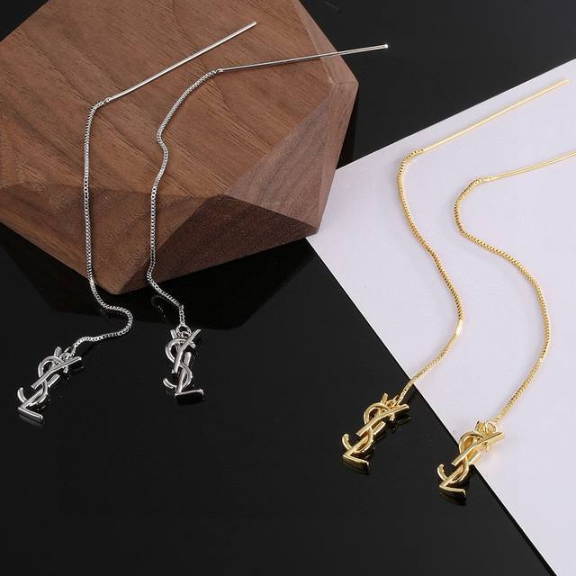 圣罗兰Ysl 经典奢侈 时尚百搭 犹如酒会礼服一般，绚烂多姿。经典 最具个性魅力象征永远的不变的情怀，代表着经典和永恒 ！秉承圣罗兰的传统 特别的闪~耳钉