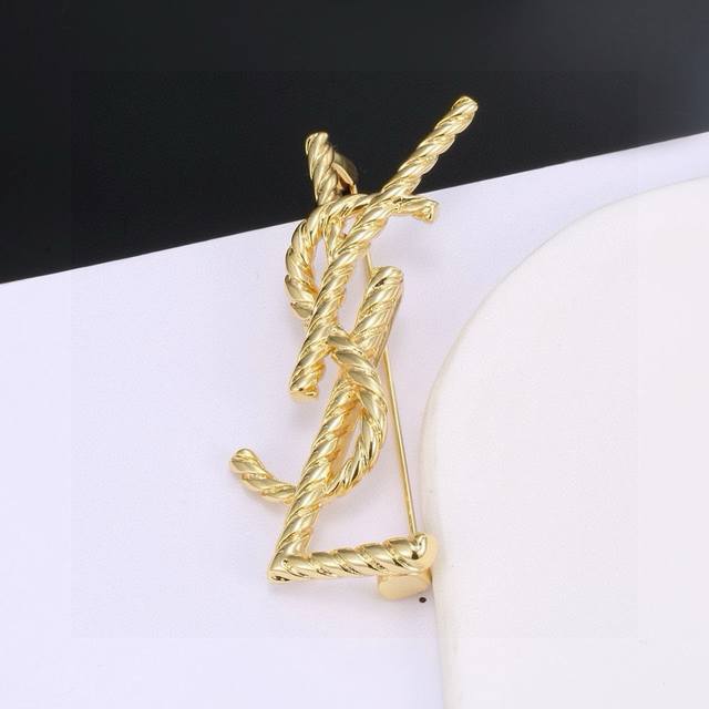 圣罗兰Ysl 胸针 经典奢侈 时尚百搭 犹如酒会礼服一般，绚烂多姿。经典 最具个性魅力象征永远的不变的情怀，代表着经典和永恒 ！秉承圣罗兰的传统 特别的闪~胸针