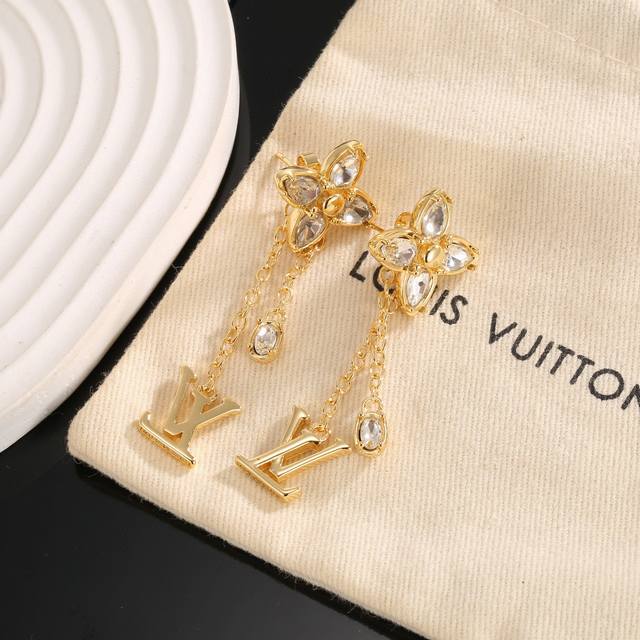 Lv黄金色四叶草耳钉 路易威登个性 带来时髦、有趣的视觉，明亮式切割工艺使表面抛光非常靓丽360度绚丽夺目 方方面面都很到位整体设计简约、辨识度高搭配起来典雅