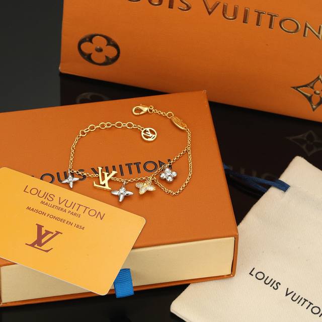 精工版本 路易威登手链秉承精湛匠艺，以锻造耀目 Lv Twig 项链。抛光色泽成就经典 Lv 字母的自然化身，流露品牌格调。链条可调节 明星同款 经典百搭 手链