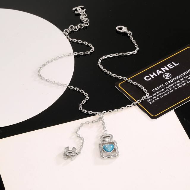 Chanel 小香蓝色爱心香水瓶项链，高端品质，专柜同材质，做工精致细腻，重工版本，简约大方温文尔雅，特别温柔。经典双C上点缀着施华洛世奇水钻，Blingbli