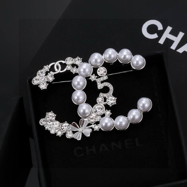 小香 Chanel 火爆 胸针 最高代购级别 最具味道的满钻胸针Brooch 实物赞爆了 随便你想别哪里 别外套，西装，鞋子，领口，帽子 你能想象得到 它都能给