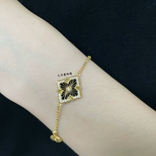 V金材质 布契拉提大号歌剧院系列黑玛瑙手链，复古宫廷风四叶草，四瓣花贝壳双面项链，太有意式风情了，整件作品精致华丽又增添文艺的感觉，采用 Rigato平行纹雕刻
