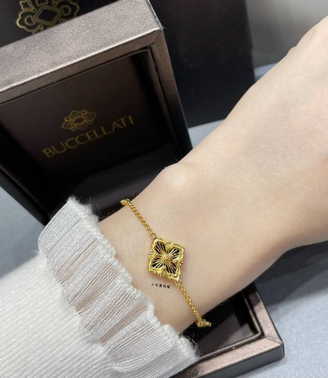 V金材质 布契拉提小号歌剧院系列黑玛瑙手链，复古宫廷风四叶草，四瓣花贝壳双面项链，太有意式风情了，整件作品精致华丽又增添文艺的感觉，采用 Rigato平行纹雕刻