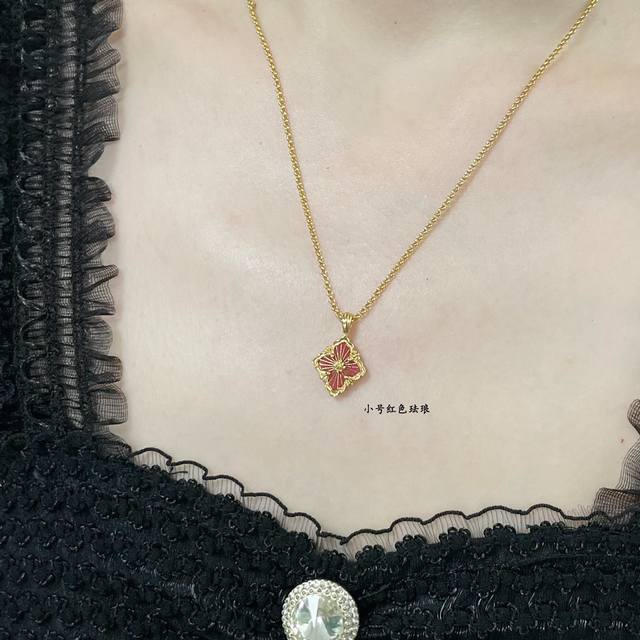 V金材质 布契拉提小号歌剧院系列红珐琅项链，复古宫廷风四叶草，四瓣花贝壳双面项链，太有意式风情了，整件作品精致华丽又增添文艺的感觉，采用 Rigato平行纹雕刻