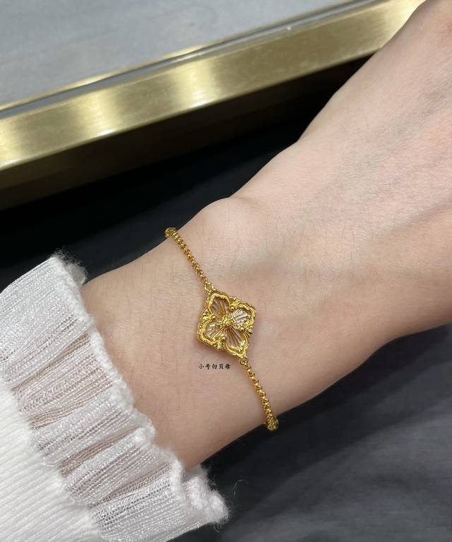 V金材质 布契拉提小号歌剧院系列白贝母手链，复古宫廷风四叶草，四瓣花贝壳双面，太有意式风情了，整件作品精致华丽又增添文艺的感觉，采用 Rigato平行纹雕刻工艺