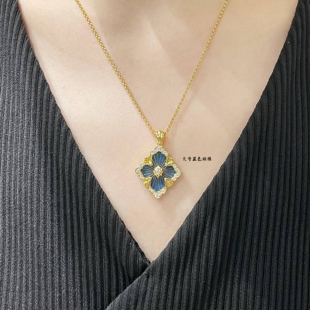 V金材质 布契拉提大号歌剧院系列蓝珐琅项链，复古宫廷风四叶草，四瓣花贝壳双面项链，太有意式风情了，整件作品精致华丽又增添文艺的感觉，采用 Rigato平行纹雕刻