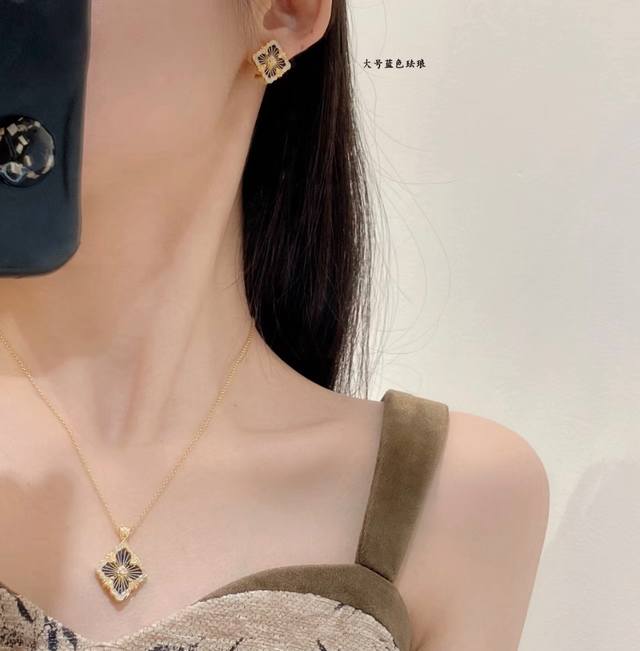 V金材质 布契拉提大号歌剧院系列蓝珐琅耳环，复古宫廷风四叶草，太有意式风情了，整件作品精致华丽又增添文艺的感觉，采用 Rigato平行纹雕刻工艺打造独一无二的绸