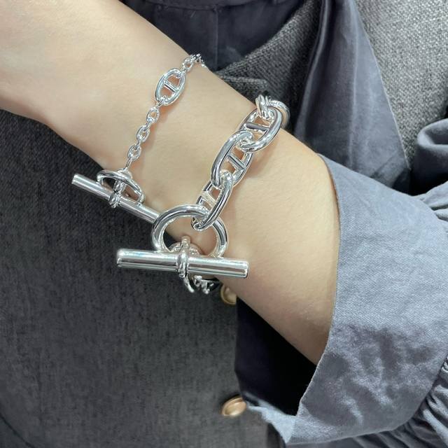亚金材质 码数16。爱马仕粗链条猪鼻子手链，独家发售～明星、网红、名媛都难以抗拒！ 酷劲十足的经典标志 古今中外时尚浪尖上的不败元素 搭配各种项链，手链，甚至是