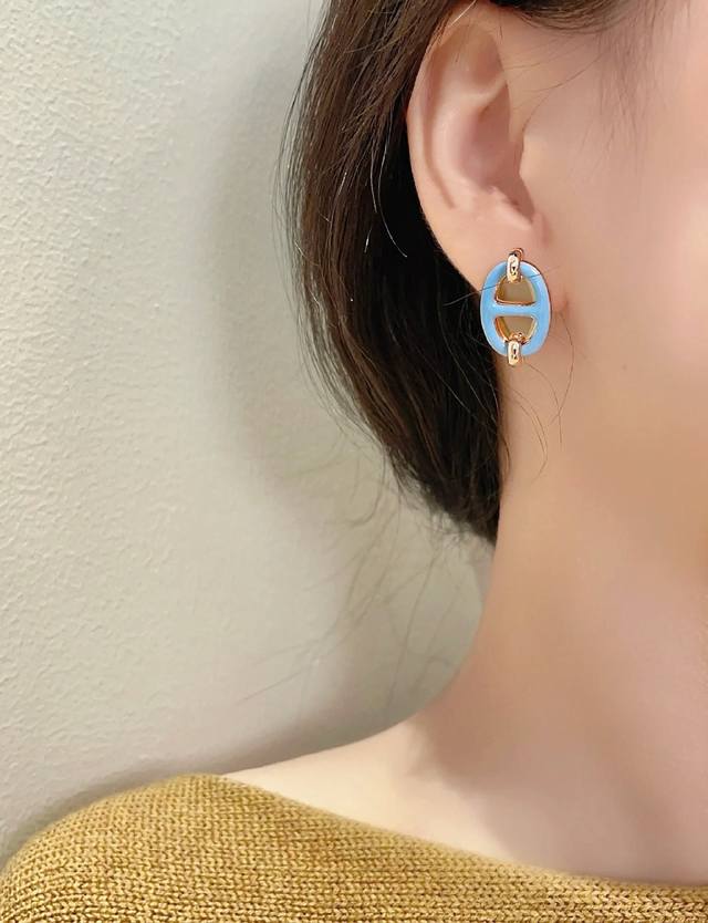 V金材质 爱马仕Mini Maillon蓝耳环， 只有玫瑰金和白金色 高级精工版 H家独家发售～ 明星、网红、名媛都难以抗拒！ 酷劲十足的经典标志 古今中外时尚