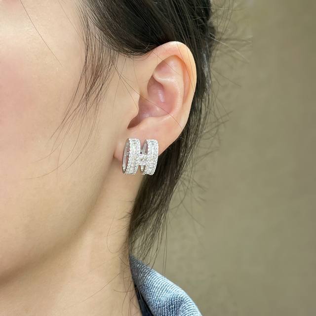 925 高级精工版，爱马仕满钻H耳钉 高碳钻 太考验师傅的手艺了 要确保每颗钻都镶嵌好 高端定制 女神 都爱爱1:1超精赞 各路女神 明星 同款 高端925纯银