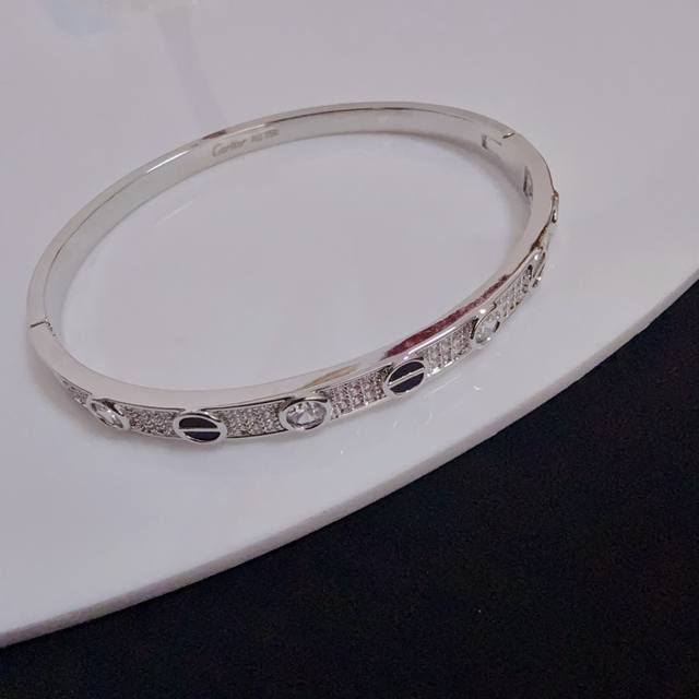 卡地亚Love间钻镶钻手镯 高端定制版本 镶嵌钻工艺 V金材质 经典而时尚风格 用凌厉线条重构爱情美学！打破常规，镶嵌钻设计反而成就高级感天花板 无需浮华堆砌，
