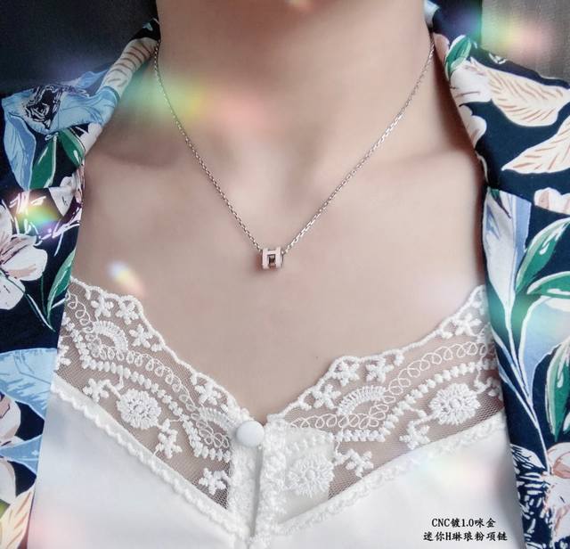 V金材质 升级Cnc进口滴油 粉色 对版 爱马仕迷你H琳琅项链 最新诠释H珐琅，超级工艺水平，每一款H珐琅彩面精细打磨，不过敏市面高端货